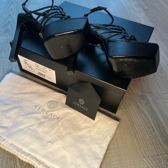 Greca Maze Leather Heels size 37 by Versace - Picture 6 of 7